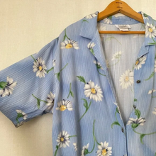 Load image into Gallery viewer, Vintage 90&#39;s Lightweight Daisy Button Down L